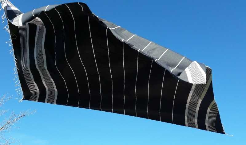 Fouta en Plein Air : Élégance et Simplicité Sous le Ciel Bleu